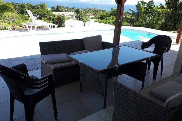 Espace repas sur terrasse du bas