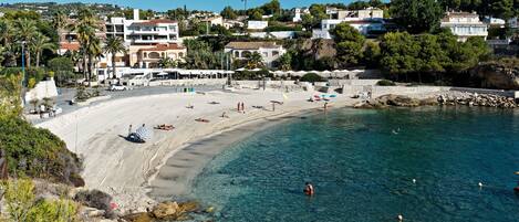 Vlak bij het strand, ligstoelen