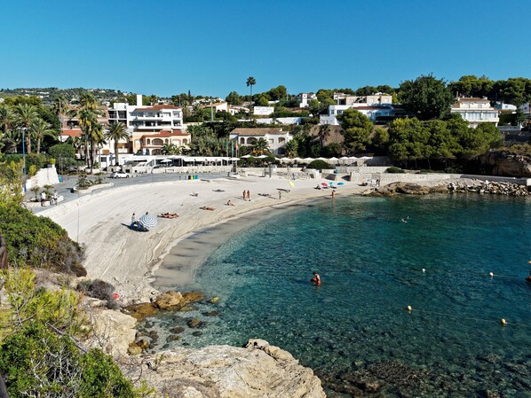Nära stranden och solstolar