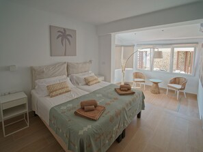 4 sovrum, värdeförvaringsskåp på rummet och skrivbord