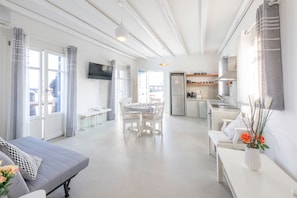 Een flatscreentelevisie en een stereo