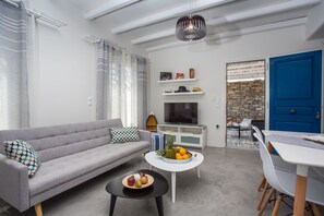 Flat-screen TV, stereo - Villa Maritina: 4 villas, 19pax, 4pools, sea views, Punda Beach Paros (Paros)