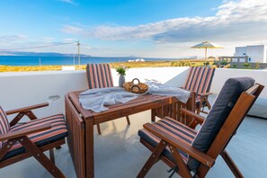 Outdoor dining - Villa Maritina: 4 villas, 19pax, 4pools, sea views, Punda Beach Paros (Paros)