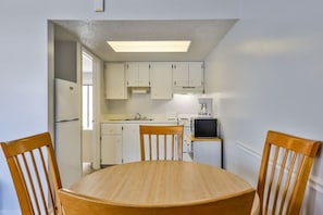 Dining - Ocean View Beach Suite #212 (New Smyrna Beach)