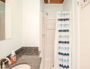 Combined shower/tub, towels