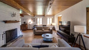 Televisión, chimenea y estéreo