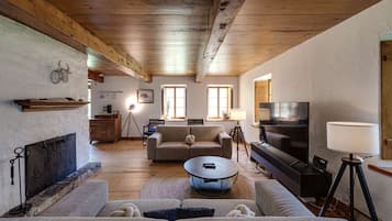 TV, fireplace, stereo