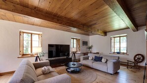 Televisión, chimenea y estéreo