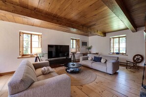 TV, fireplace, stereo