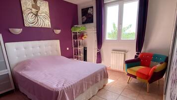 3 habitaciones, tabla de planchar con plancha, cuna de viaje y wifi