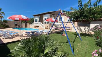 Una piscina al aire libre