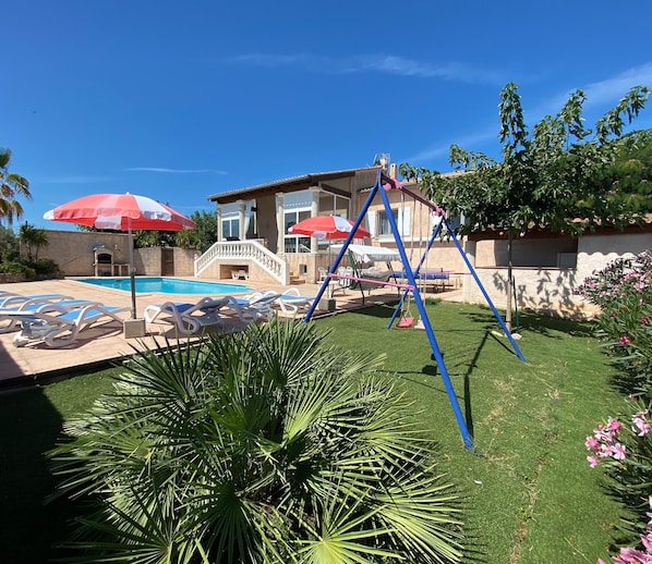 Una piscina al aire libre