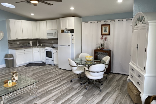 Microondas, horno, placa de cocina, cafetera/tetera