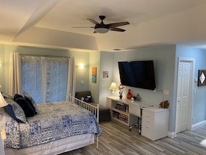 1 slaapkamer, een bureau, een strijkplank/strijkijzer, wifi