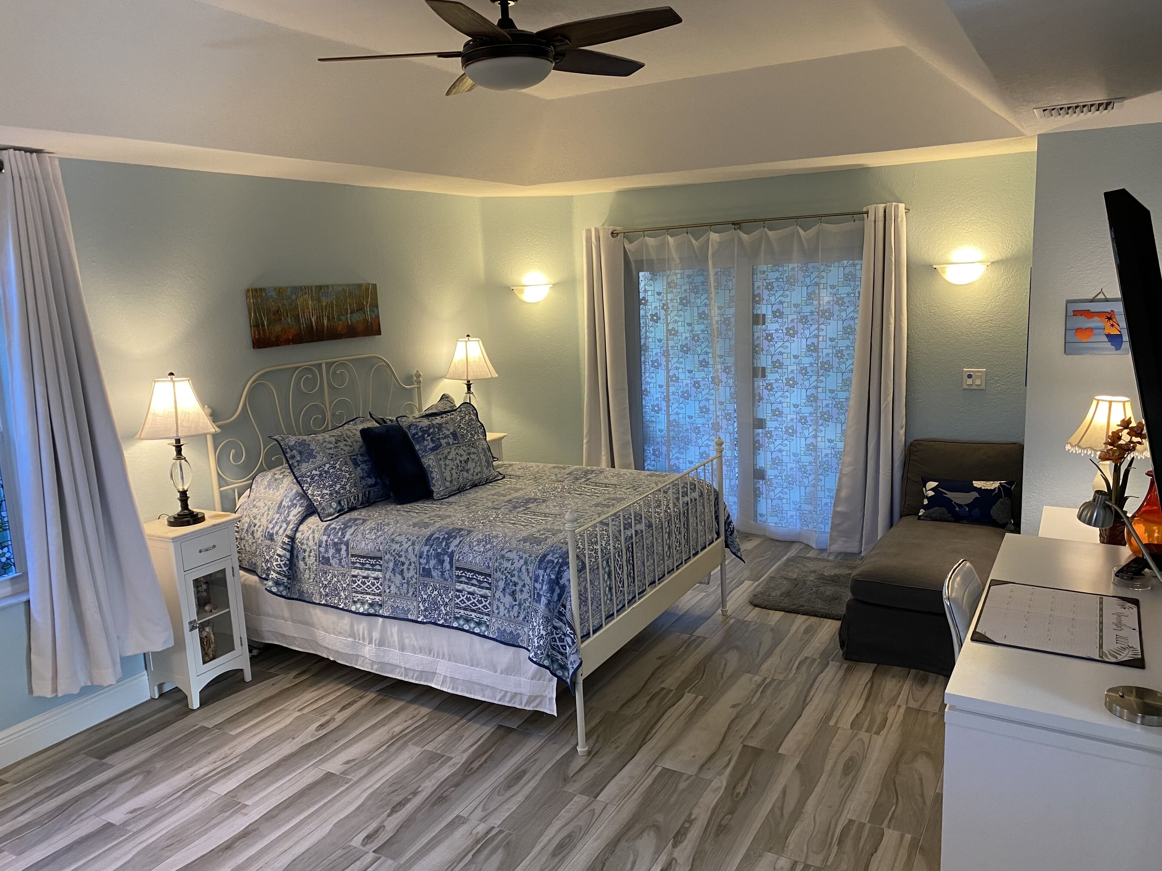 1 slaapkamer, een bureau, een strijkplank/strijkijzer, wifi