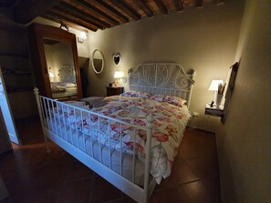 2 bedrooms, desk, WiFi, bed sheets - Vacation in Borgo, in the hills 2 steps from the Sea! (Montescudaio)