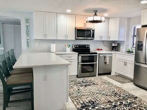 Jääkaappi, mikroaaltouuni, uuni, liesi