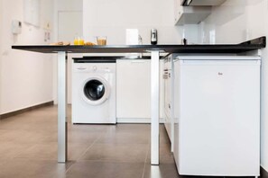 Private kitchen - Mon Suites San Martin (Valencia)