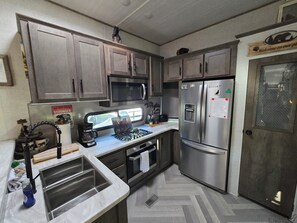 Full-sized fridge, microwave, oven, stovetop