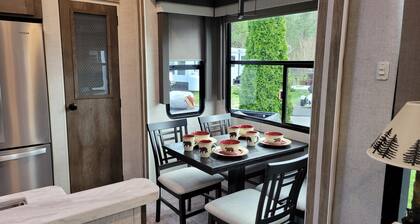 Sleeps 10 across from the GSMNP!