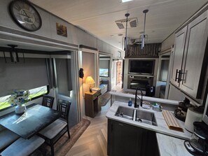 Full-sized fridge, microwave, oven, stovetop