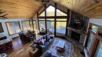 Smart TV, chimenea y libros