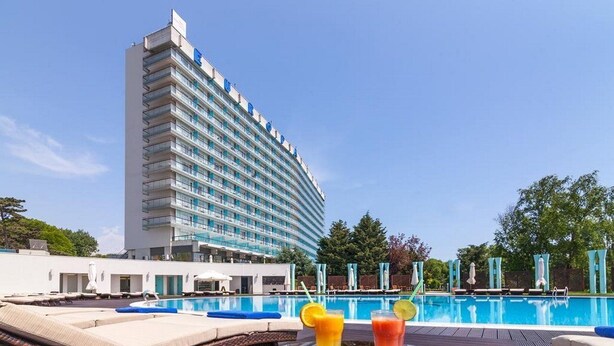 A hotel pool area with lounge chairs and a table with drinks. - Ana Hotels Europa Eforie Nord (Eforie)