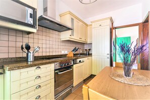 Frigorífic, microones, forn i placa de cuina 