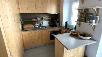 Frigorifero, microonde, forno, piano cottura