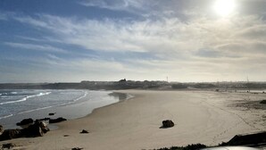 A beach with a clear sky, the sun shining, and a calm sea. - Baleal Waterfront (Ferrel)