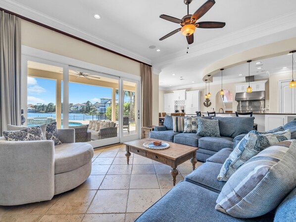 Smart TV, DVD player, books, video library - Large Private Pool and Outdoor Space Overlooking the Lake! Spacious Kitchen, Destiny East Amenities! (Destin)