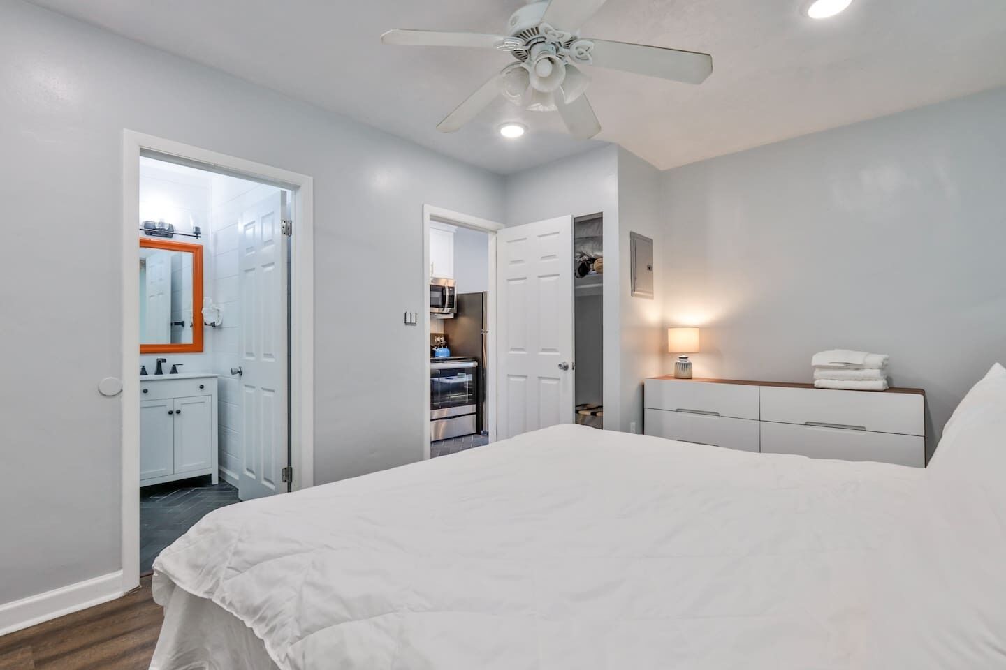 2 bedrooms, iron/ironing board, WiFi