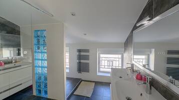 Een douche, een haardroger, handdoeken, zeep