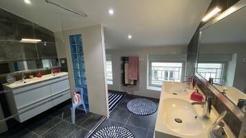 Douche, sĂšche-cheveux, serviettes fournies, savon