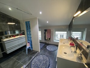 Doccia, asciugacapelli, asciugamani, sapone