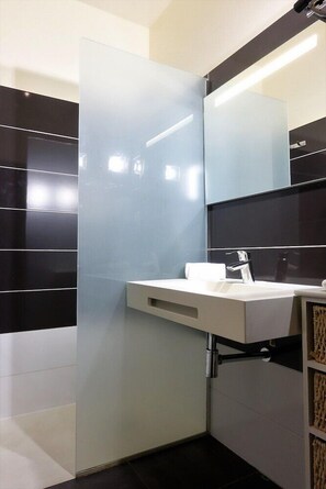 Bathroom - The Originals Brive la Gaillarde Ouest (Terrasson-la-Villedieu)