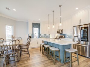 Refrigerador, microondas, horno y parrilla de estufa 