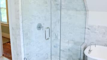 Baignoire, sèche-cheveux, serviettes fournies, savon