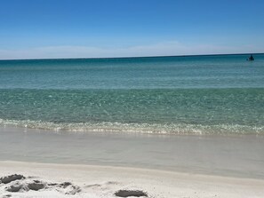 Tæt på stranden, liggestole, badehåndklæder