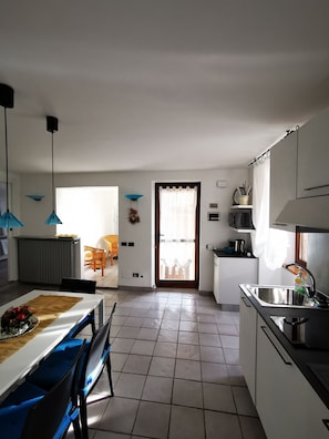 Réfrigérateur, micro-ondes, plaque de cuisson, cafetiÚre/bouilloire