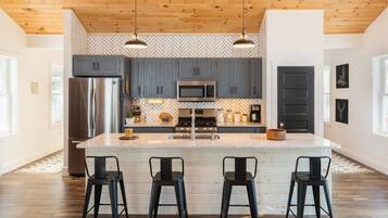 Een koelkast, een magnetron, een oven, een kookplaat