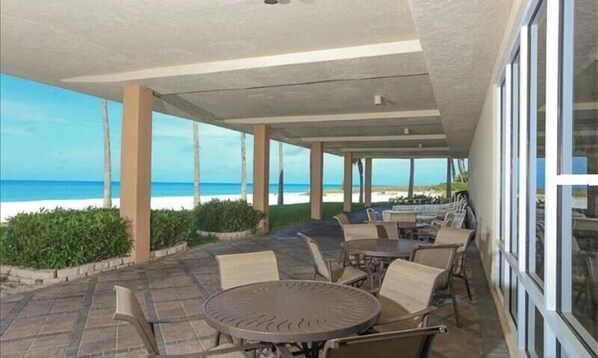 Outdoor dining - Beachcomber unit 401 (Longboat Key)