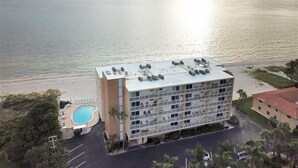 Ein Hotel mit Dachpool, Meerblick und Parkplatz.