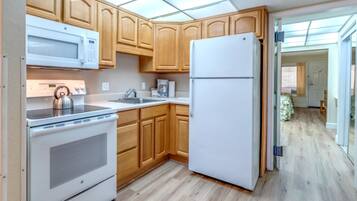 Frigorifero con congelatore, microonde, forno, piano cottura