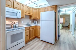 Refrigerador con congelador, microondas, horno y parrilla de estufa 