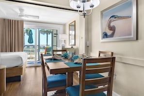 Standard-Apartment, Meerblick | Essbereich im Zimmer