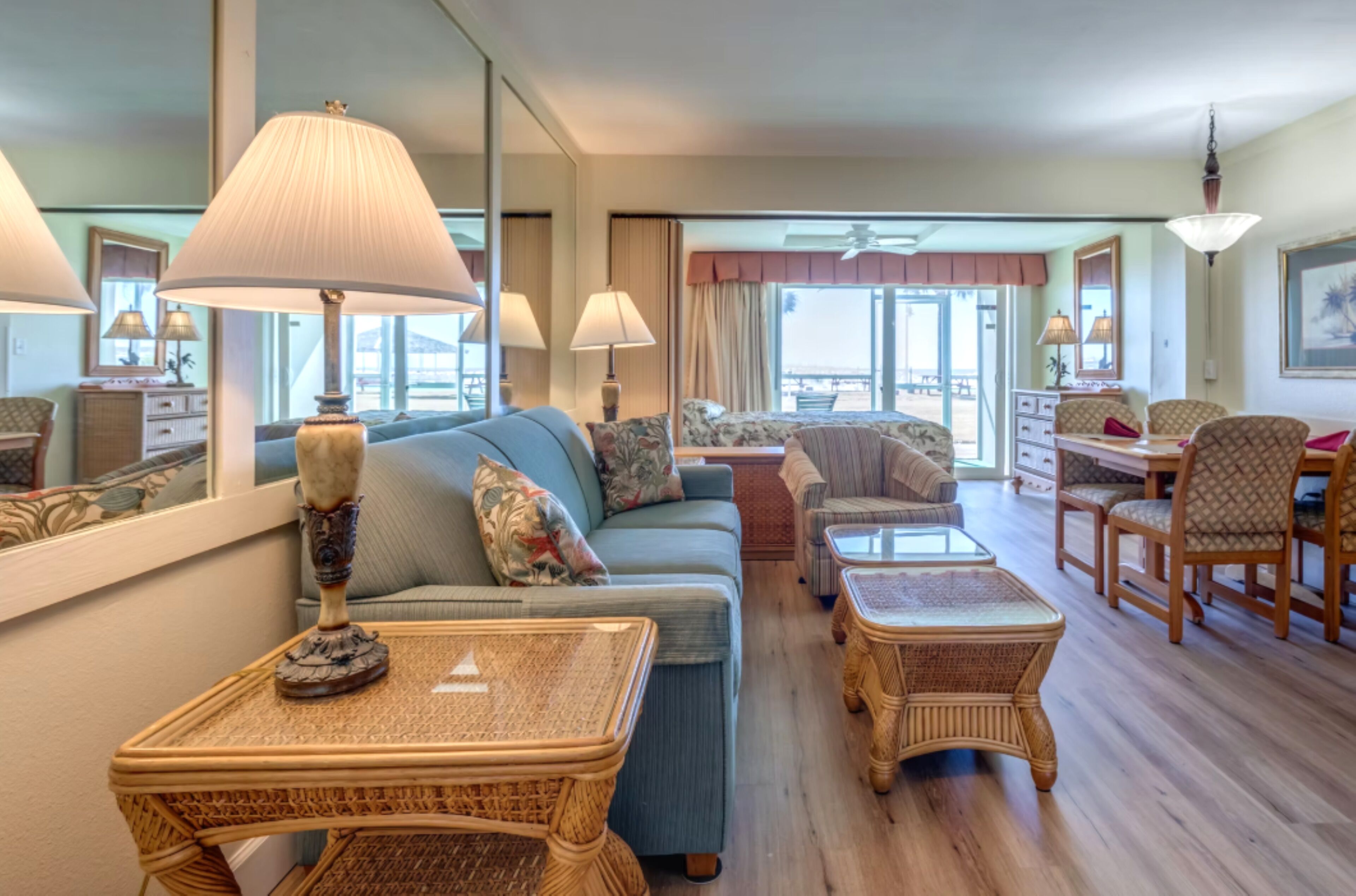 Condo Tiêu chuẩn, quang cảnh biển | Khu phòng khách | TV màn hình phẳng, đầu đĩa DVD 