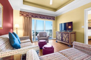 Flat-screen TV, DVD player - Destin Holiday Beach Resort (Destin)
