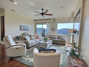 Een smart-tv en een open haard