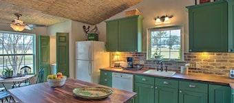 Quaint Countryside Casita: 45 Mi to Ft. Worth